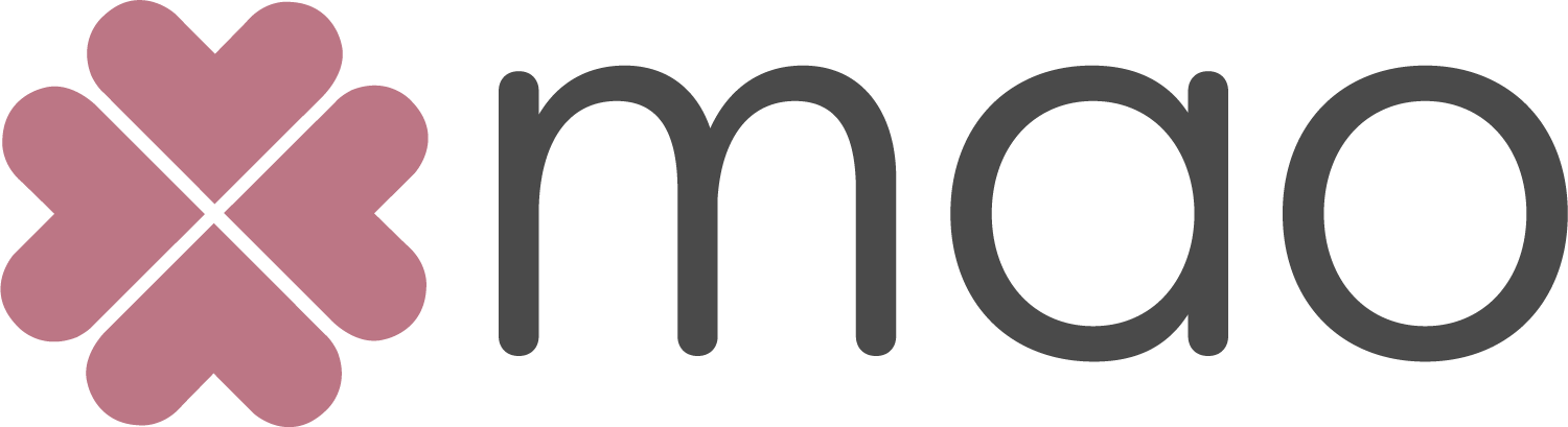 Logotipo de Joyería Mao: diseño elegante en tonos gris y rosa oscuro, con un trébol formado por cuatro corazones, simbolizando amor, suerte y exclusividad en joyería artesanal.