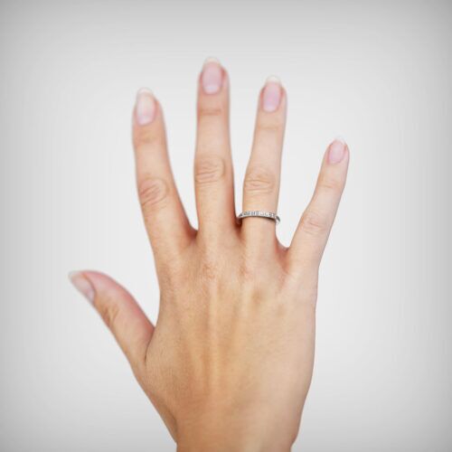 Anillo de compromiso Adenis en oro blanco 18k Fairmined o platino responsable 950 con diamante de 1 o 2 puntos, mostrado en una mano femenina